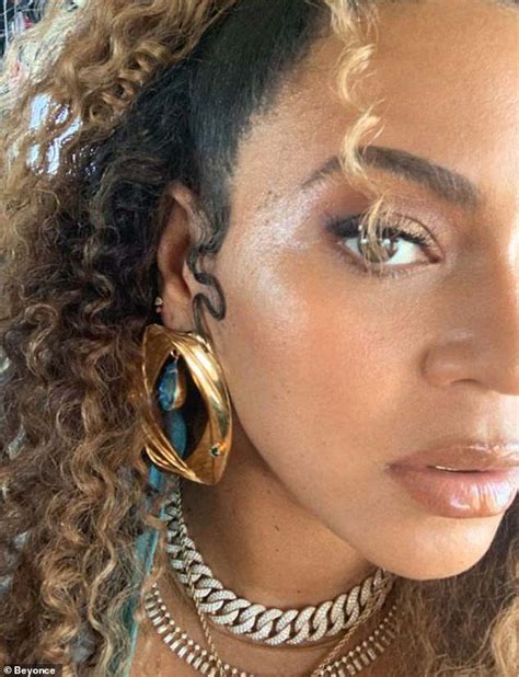 beyonce chanel hoop earrings|beyonce gold chain jewelry.